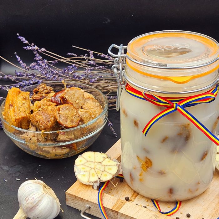 O combinație de carne de porc suculentă, cârnați tradiționali aromați și jumări crocante